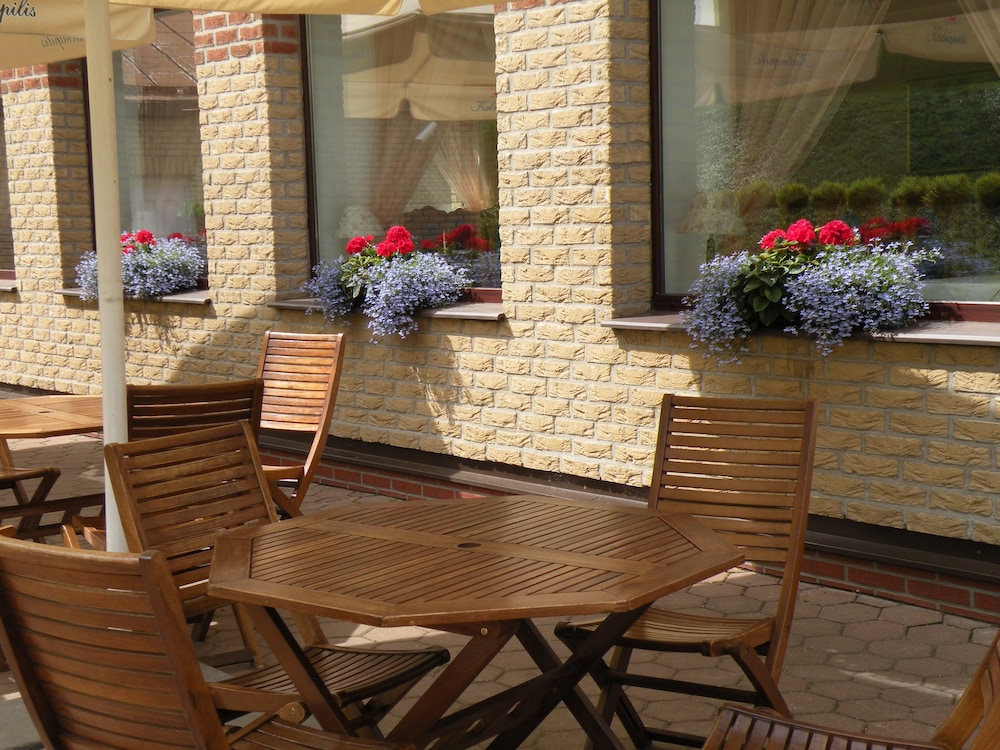 AMICUS HOTEL 35/42