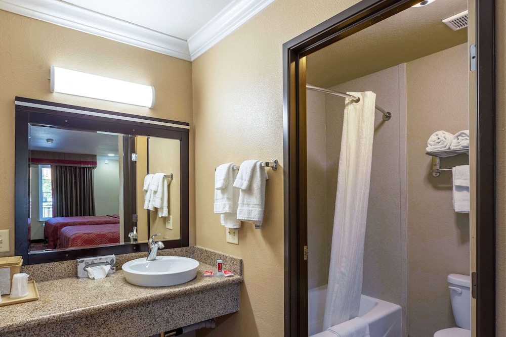 Econo Lodge Inn & Suites Escondido Downtown 18/48