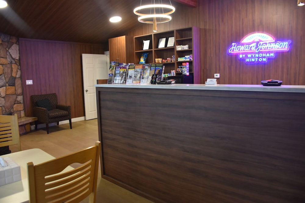 Howard Johnson by Wyndham Hinton 12/64
