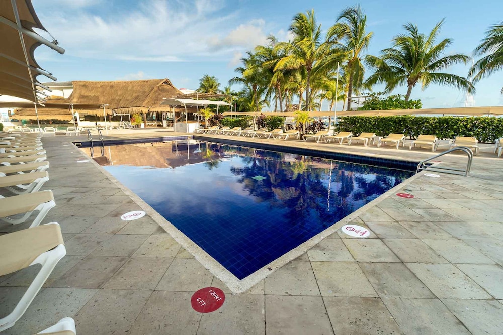 Aquamarina Beach Hotel Cancun 34/63