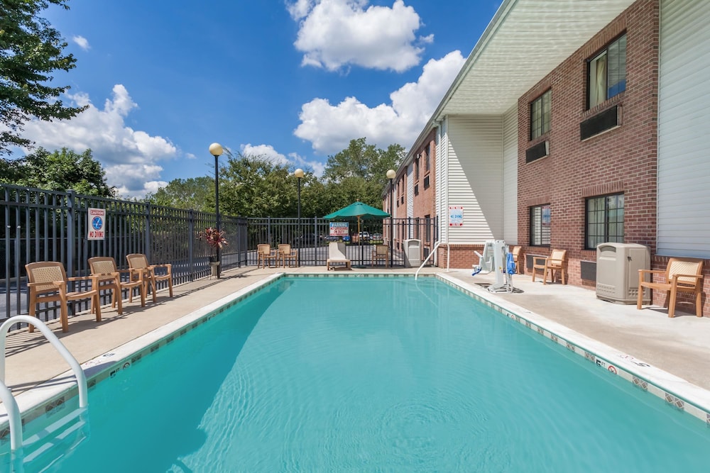 Days Inn & Suites by Wyndham Cambridge 2/30