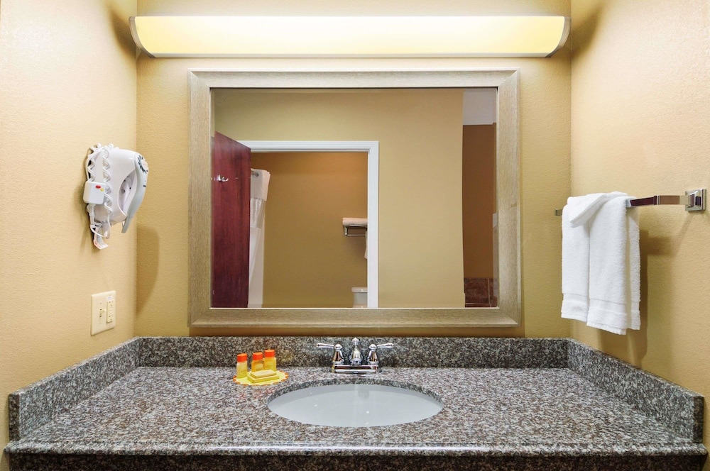 Days Inn & Suites By Wyndham Cabot 9/56
