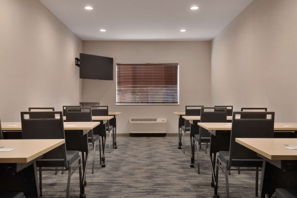 Country Inn & Suites by Radisson, Brookings, SD 36/39