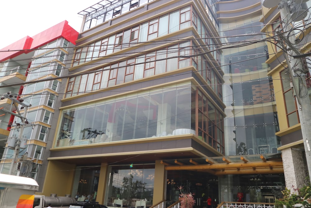 Paragon Hotel And Suites 3/50