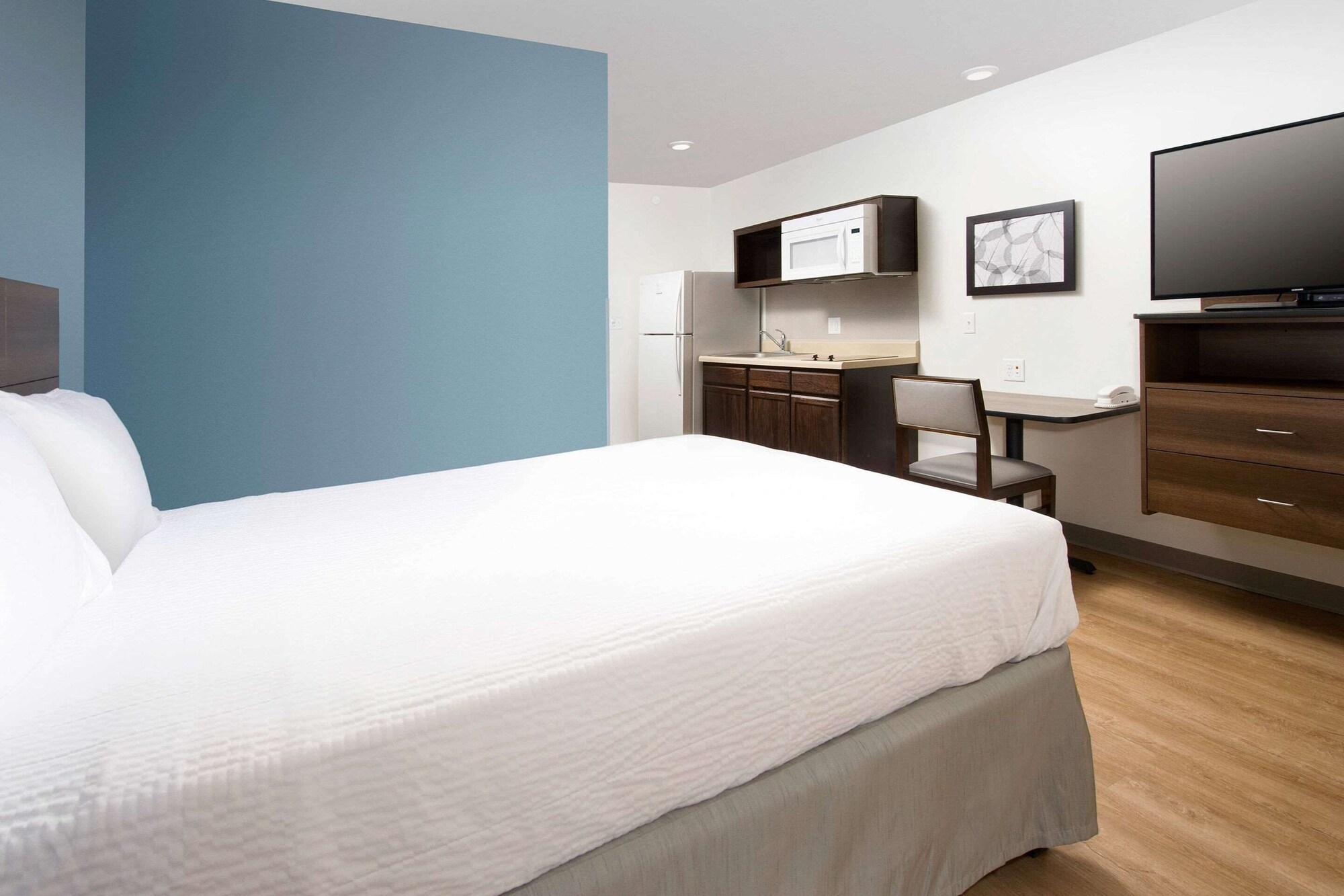 STANDARD, QUEEN BED, SOFA