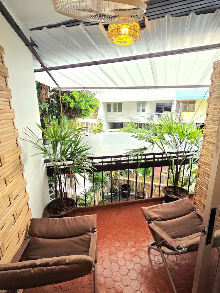 Hostel 16 52/72