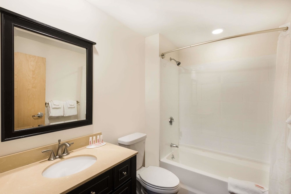Howard Johnson by Wyndham Quincy/Boston 14/16