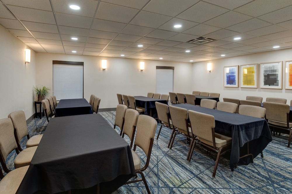 Holiday Inn Express & Suites I-95 Capitol Beltway-Largo 49/57