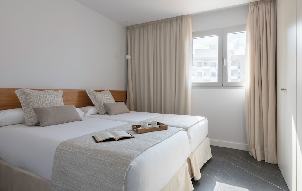 2 BEDROOMS, APARTMENT, BEACH FRONT, SEA VIEW