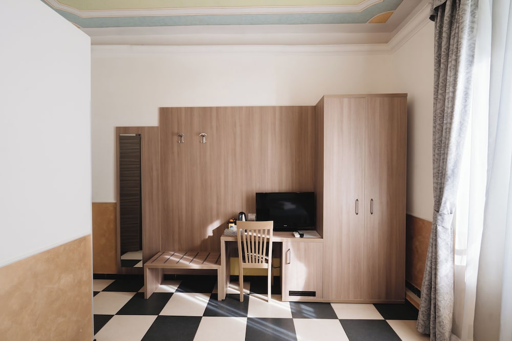 Adas Hotel 74/80