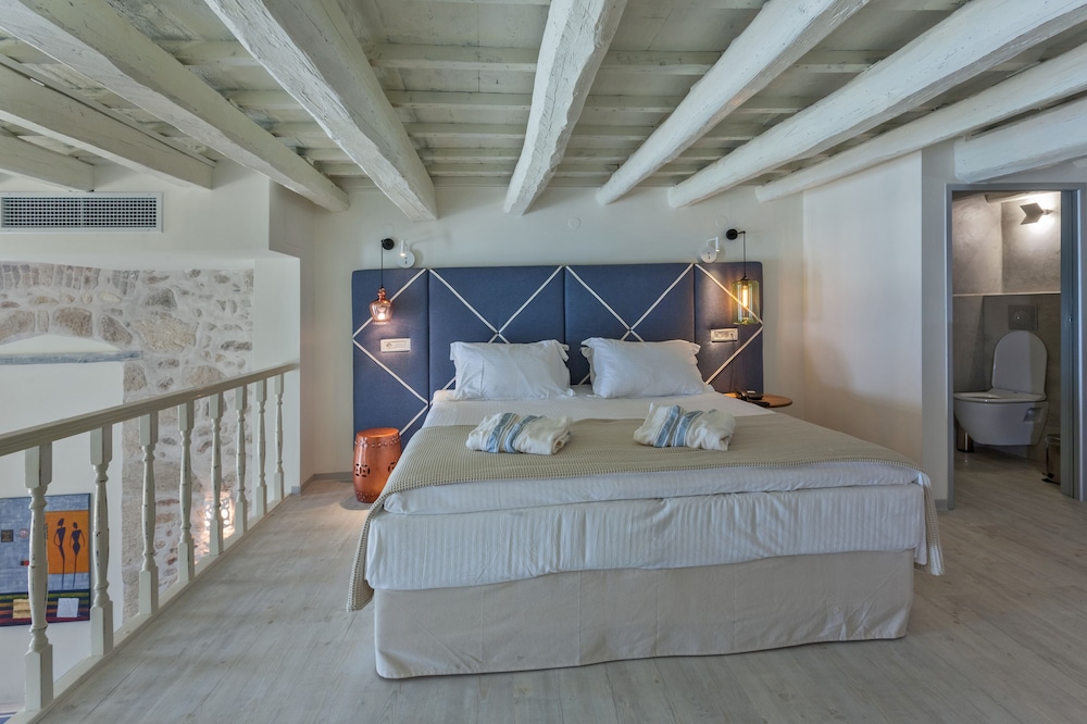 SUITE, POOL VIEW, TWO STORY