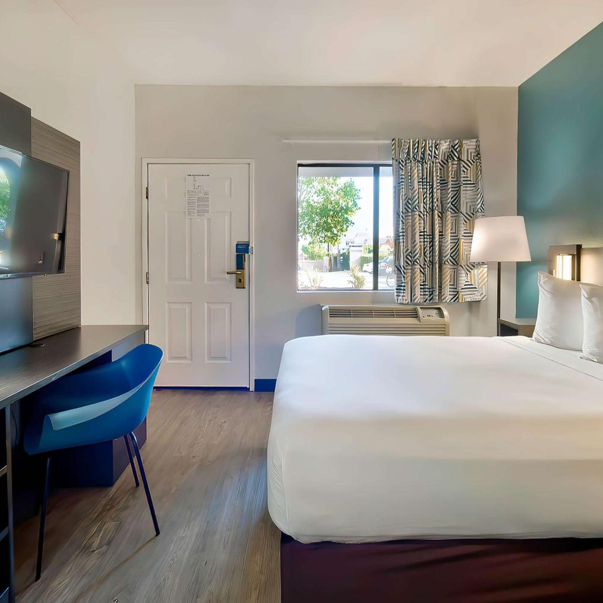 1 Queen Bed - ADA/Tub/Smoking