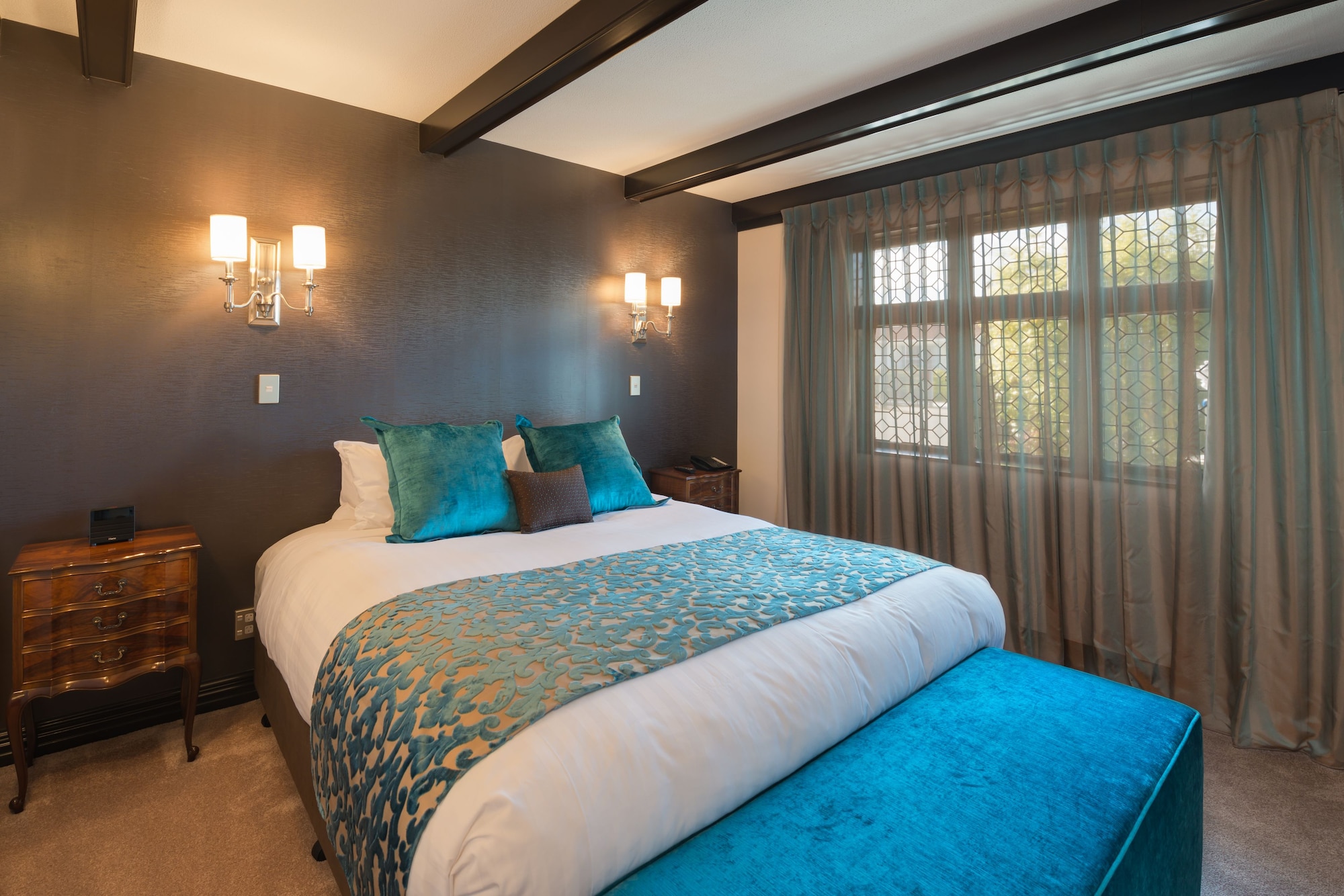 ROYAL, SUITE
