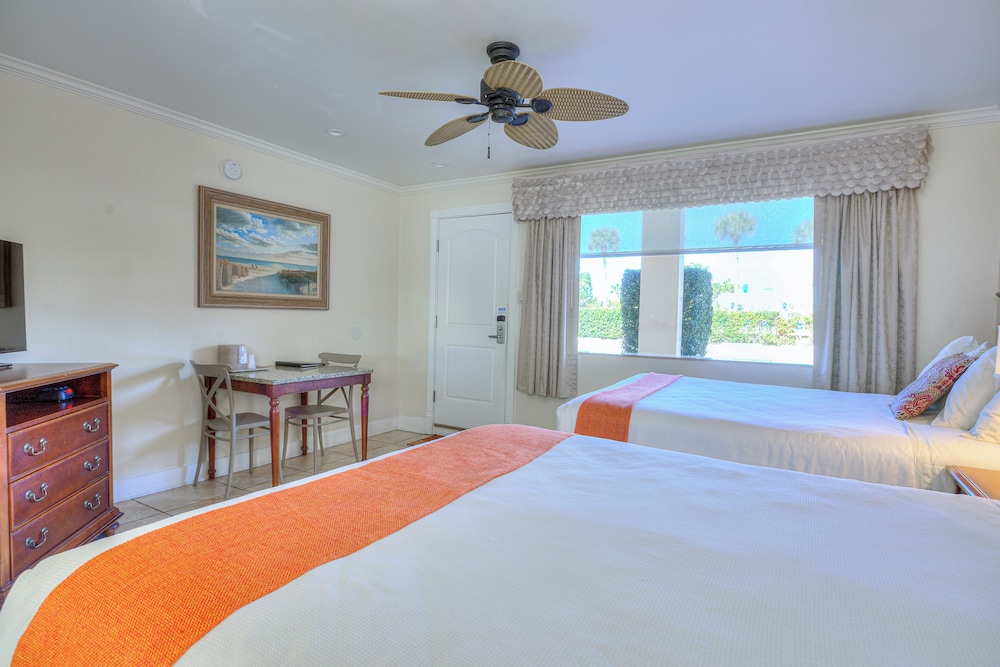 STANDARD, 2 QUEEN BEDS, POOL AREA