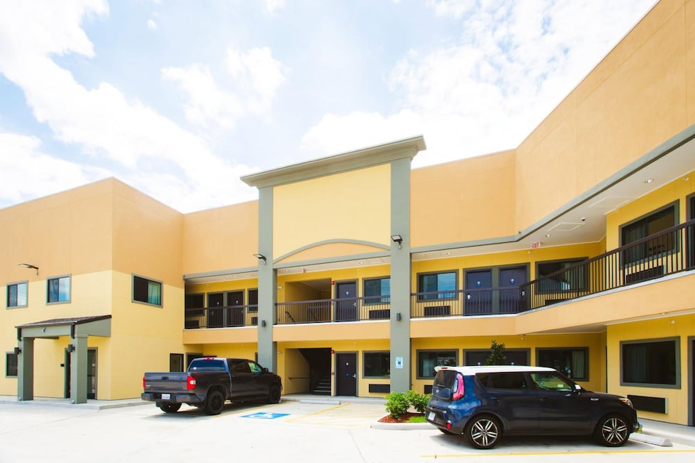 Scottish Inn & Suites 18/26