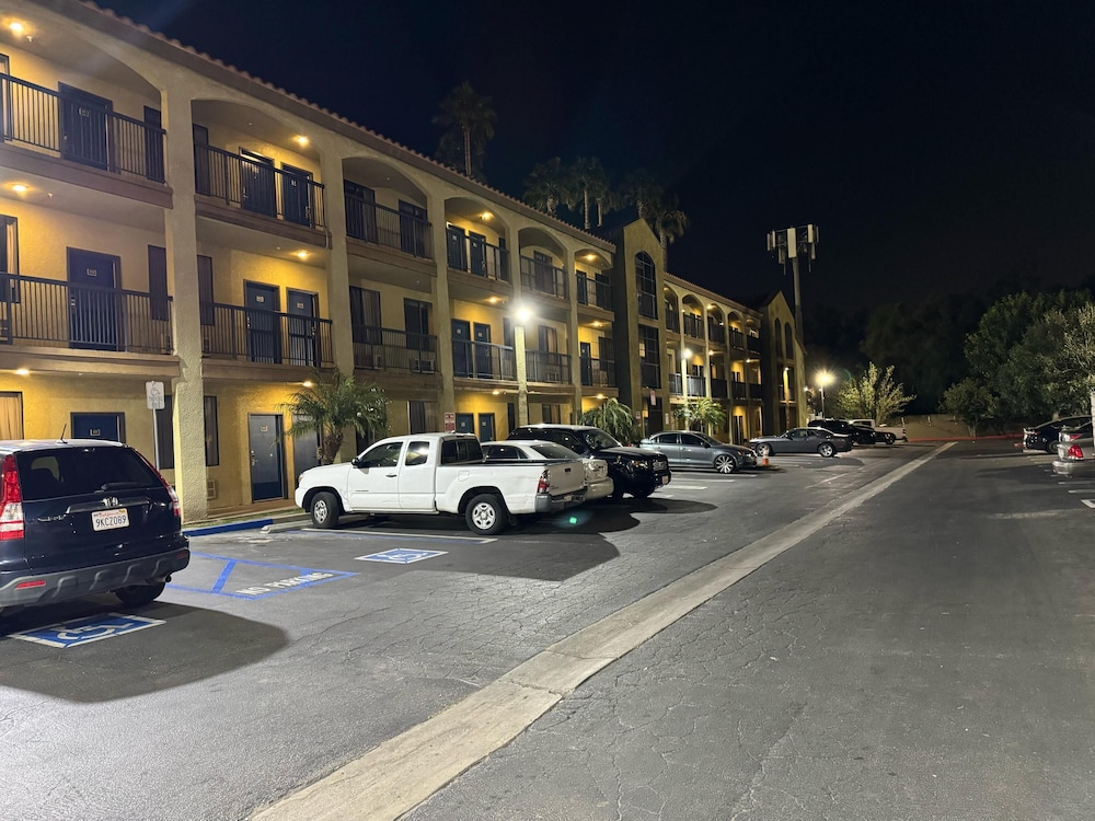 Five Star Inn West Covina 32/42