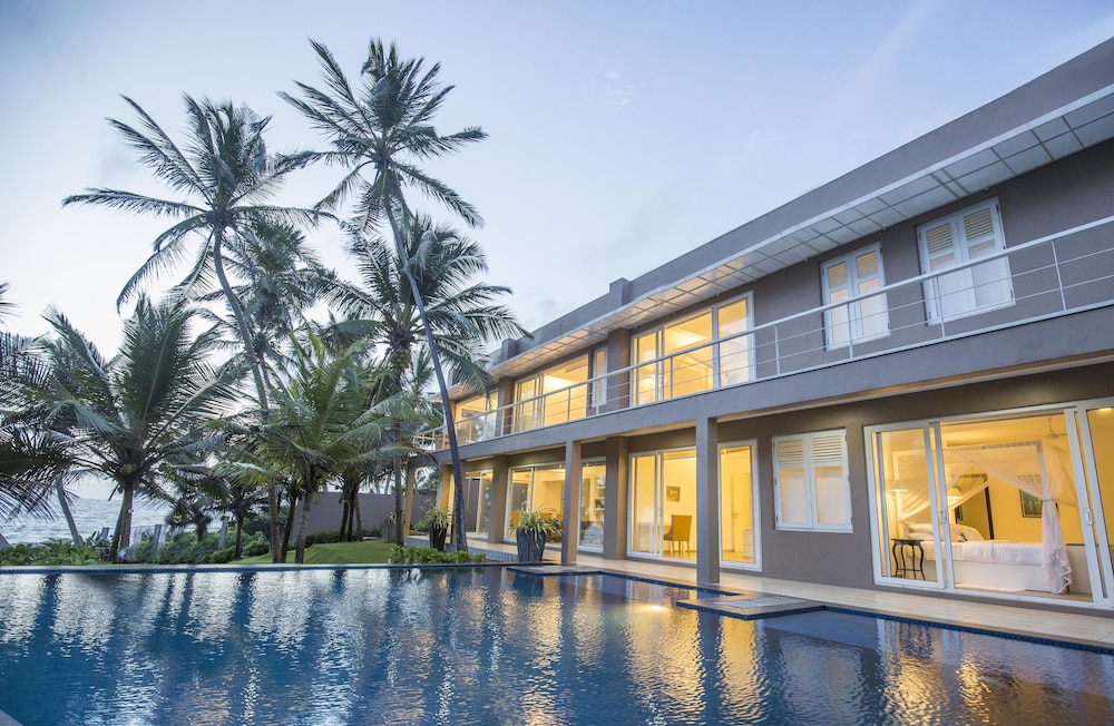 White Villa 1/50