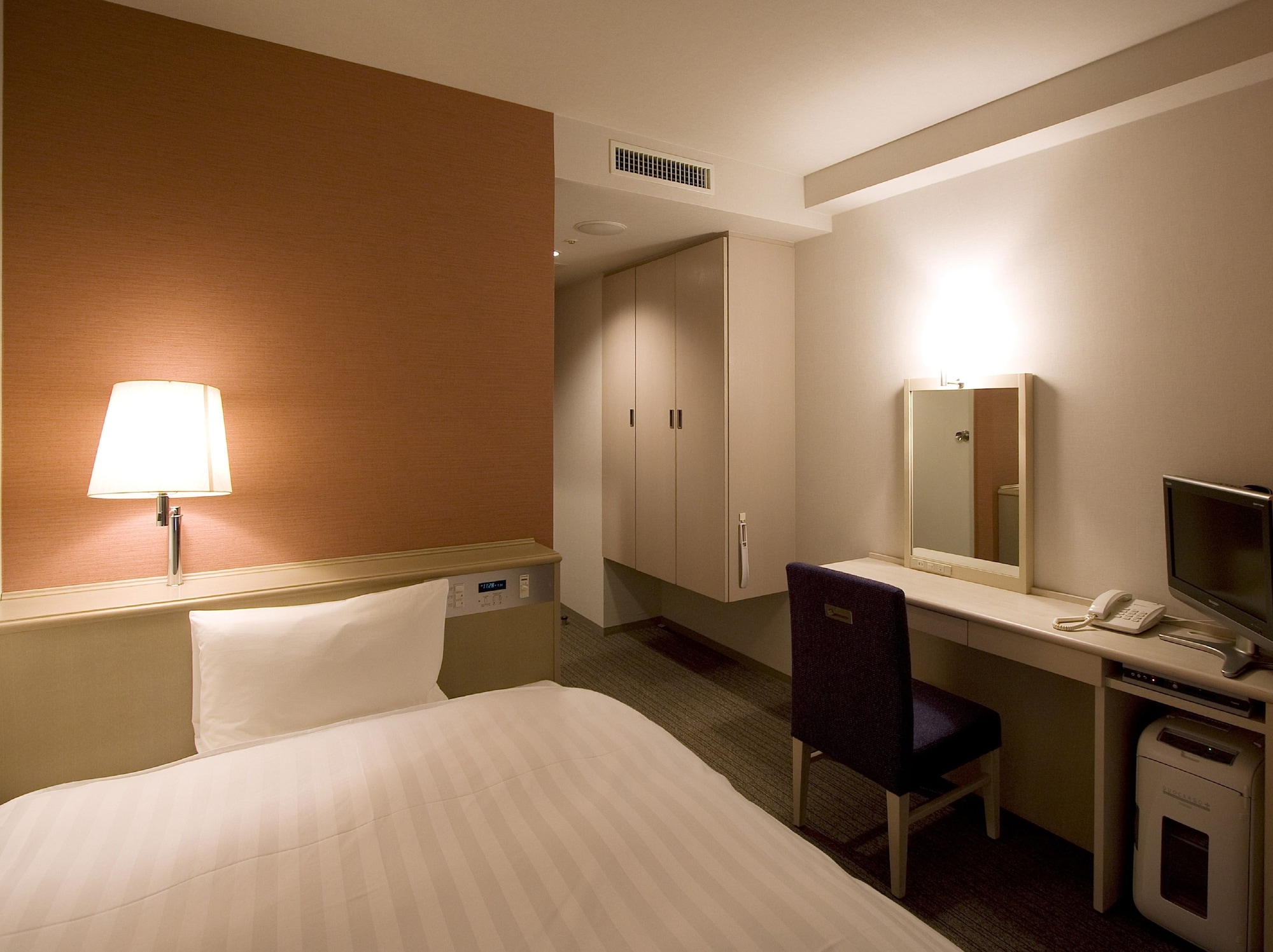 ROOM, SINGLE