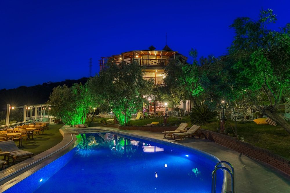 Aeneas Hotel 3/50