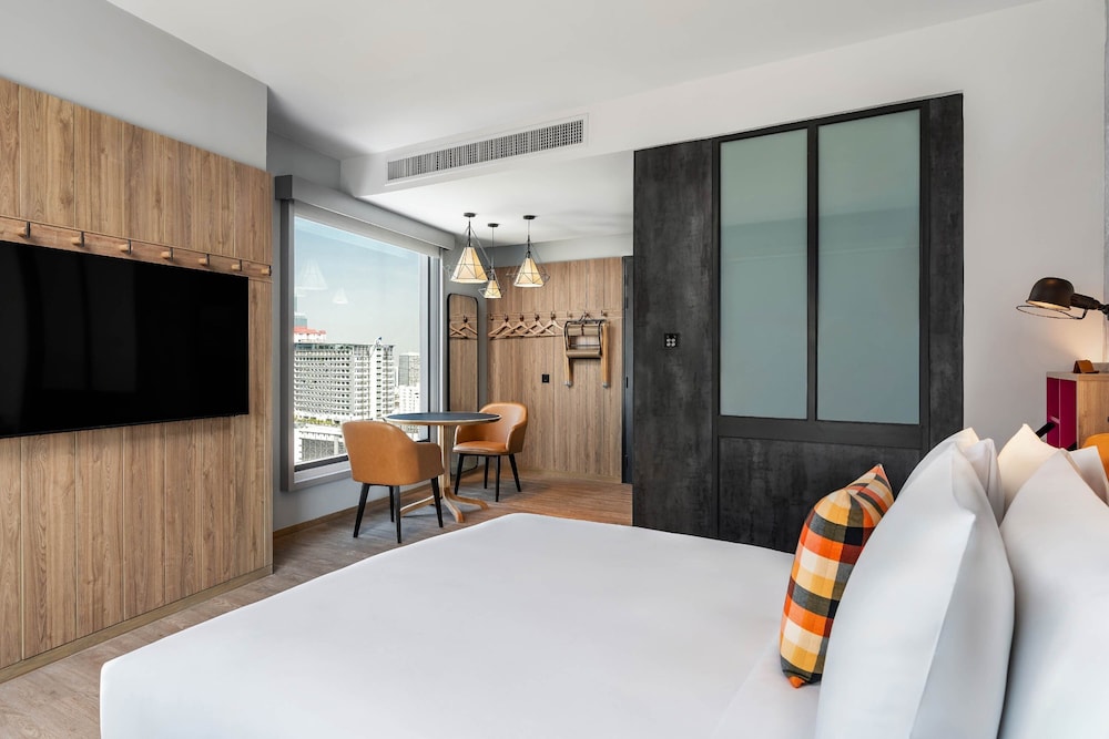 Moxy Bangkok Ratchaprasong 15/50