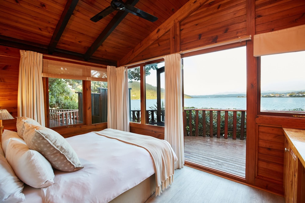 Under Milkwood Resort 6/49