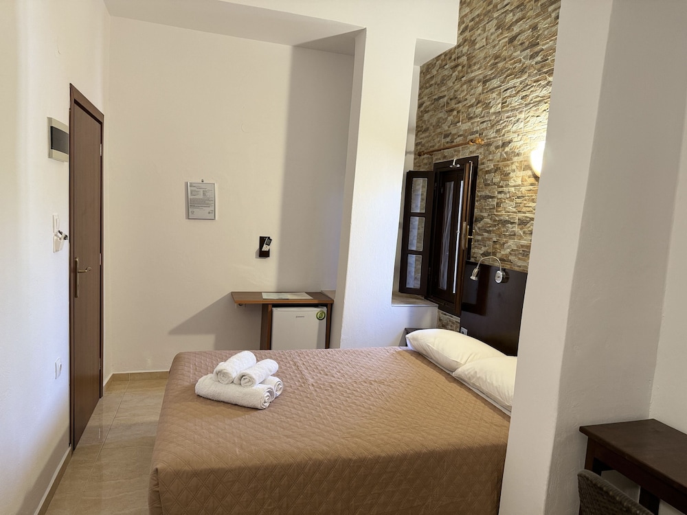 Eleni Rooms 13/40
