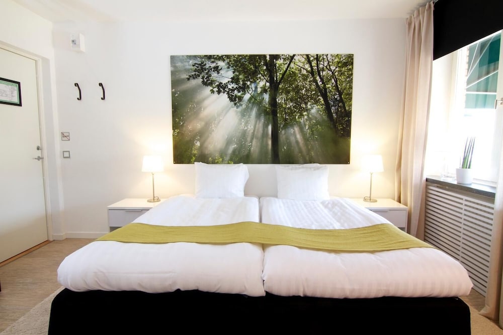 Hotell Tinget 4/24