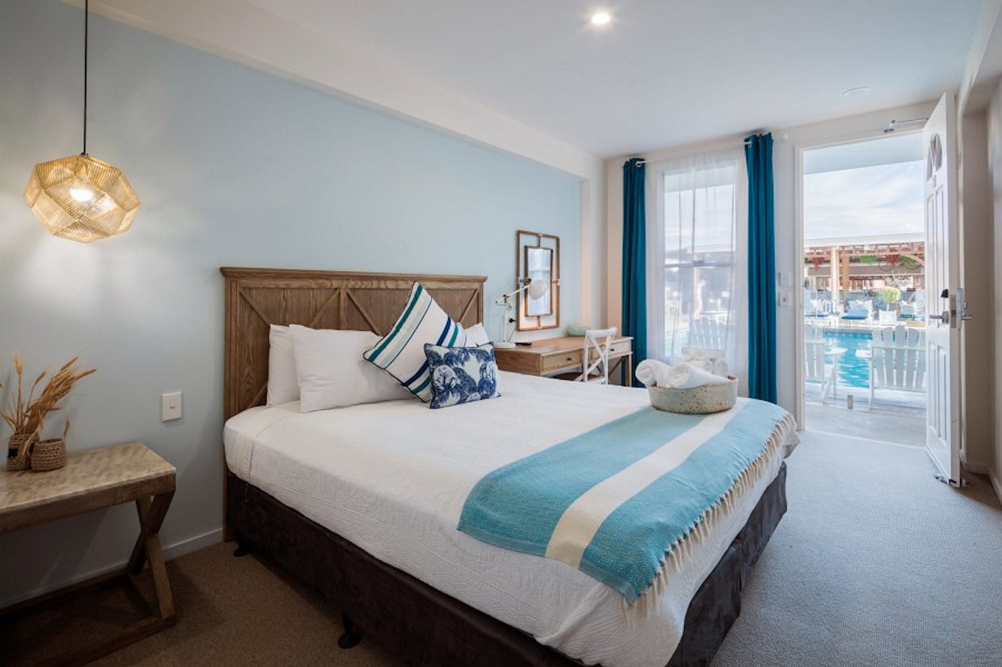 ROOM, QUEEN BED
