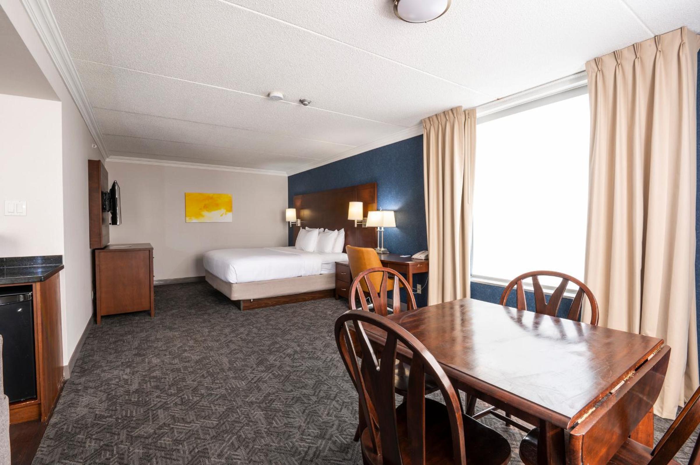Efficiency, Suite, King Bed, Sofa