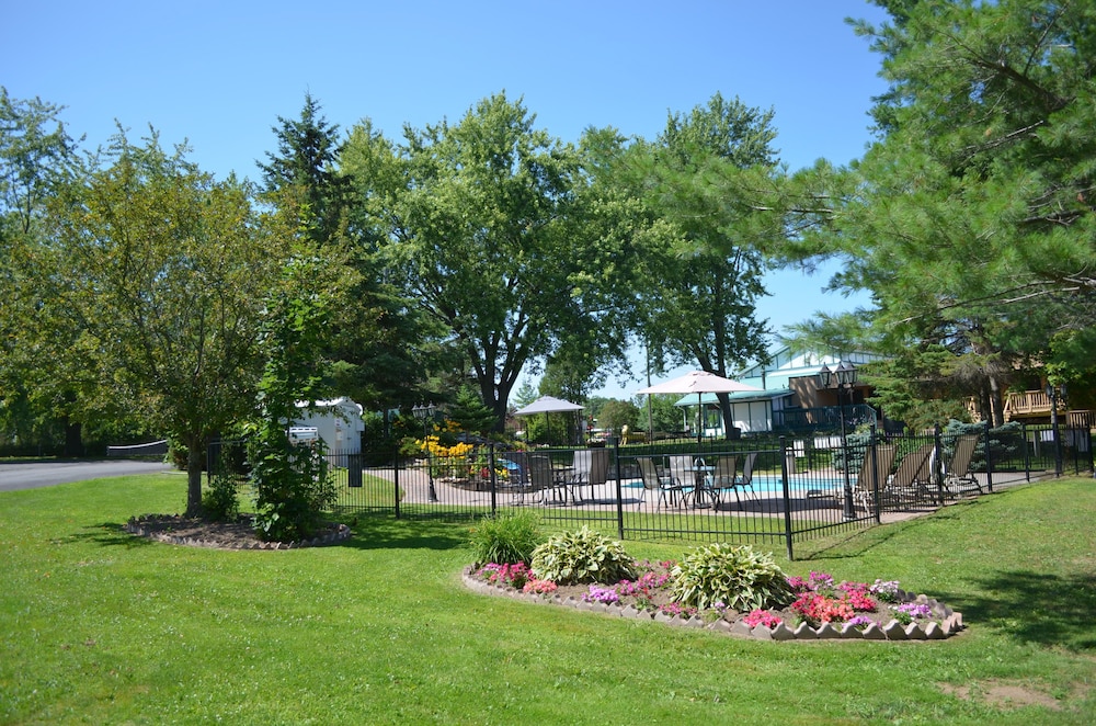 Super 8 by Wyndham Gananoque - Country Squire Resort 80/88