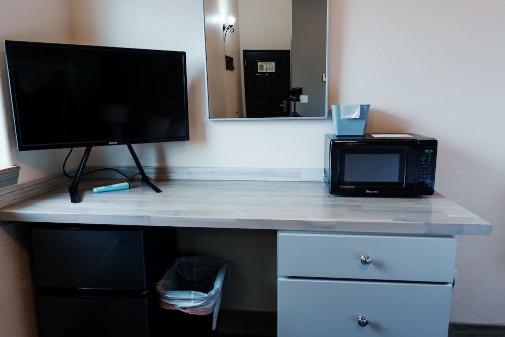 Price Pointe Inn 30/42
