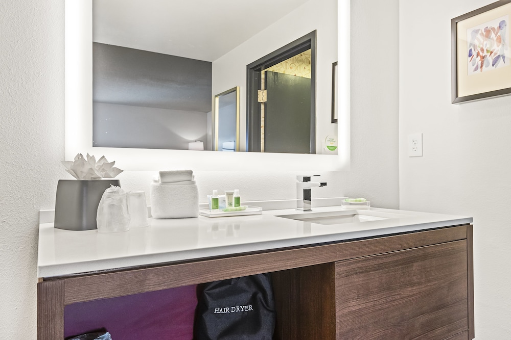 Holiday Inn St. Petersburg West 33/59