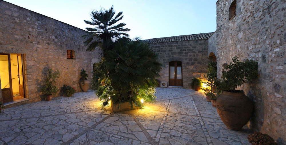 Hotel Baglio Santacroce 57/61
