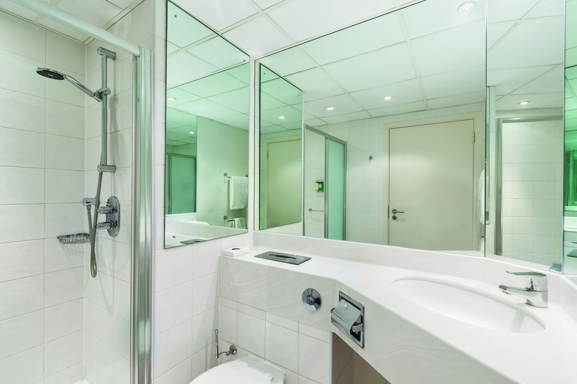 غرفة بسريرين منفصلين، Ramada Hotel & Suites by Wyndham Coventry 2/2