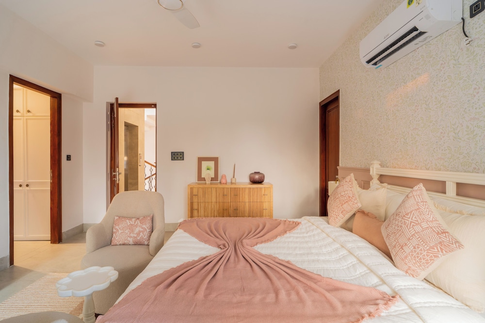 ELIVAAS Villa Paraiso 4 BHK with Pool and Bar 16/35
