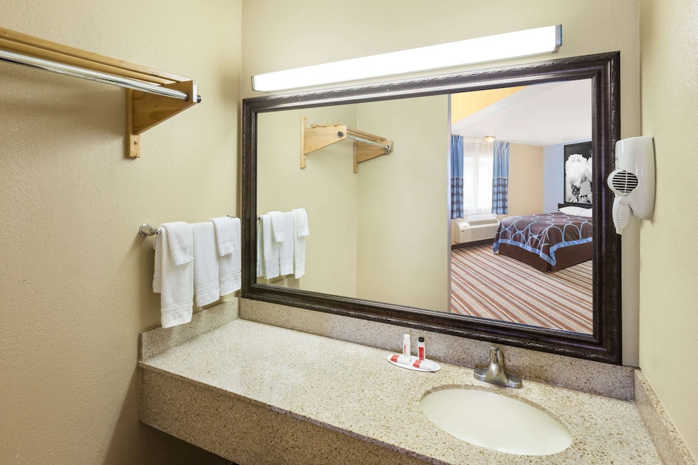 Super 8 By Wyndham Kingsville 31/47