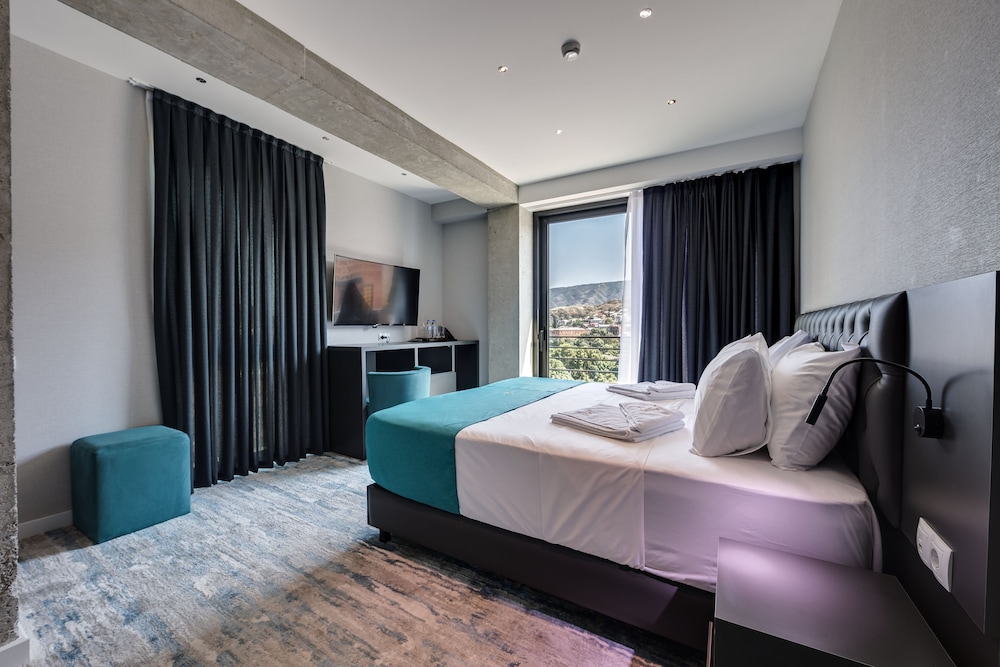 ROOM, KING BED, MOUNTAIN VIEW