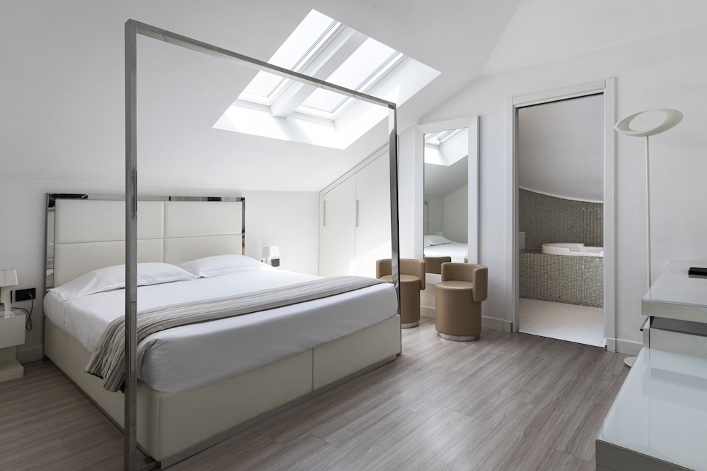 Comfort, Queen Bed, Attic