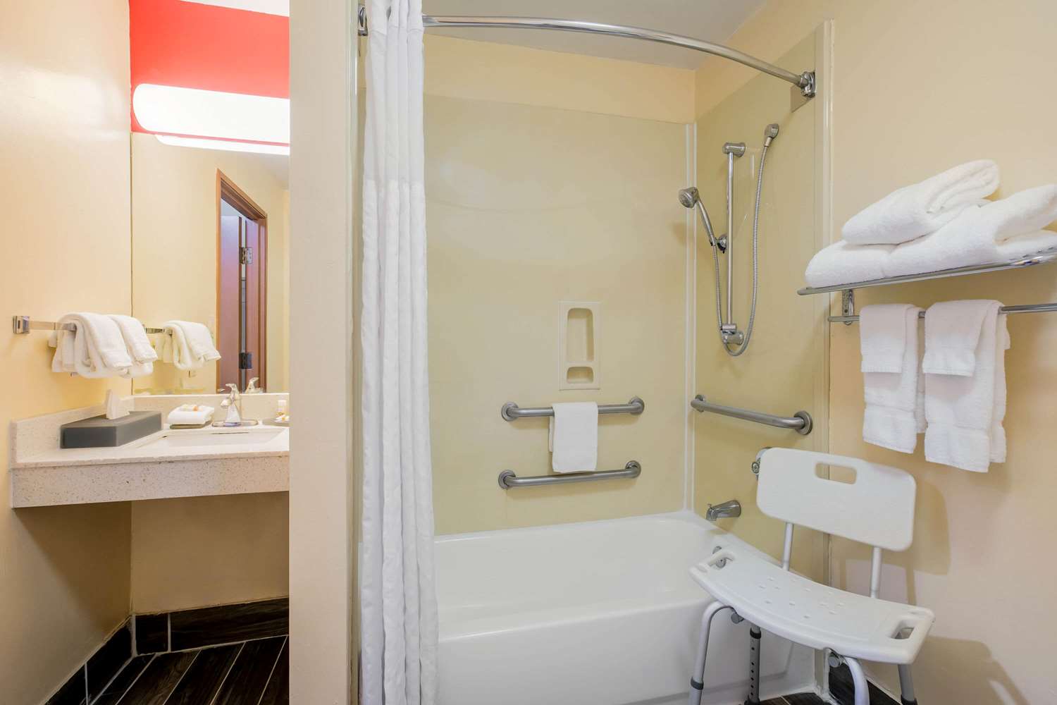 La Quinta Inn & Suites by Wyndham Dallas Mesquite 63/67