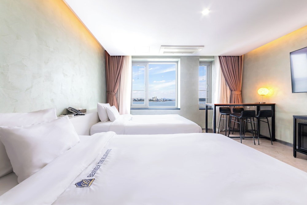 SUPER, DELUXE, TWIN BEDS, OCEAN VIEW