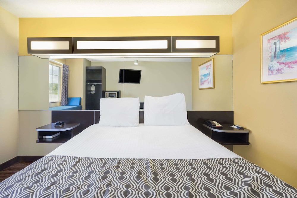 Microtel Inn & Suites by Wyndham Bowling Green 8/30