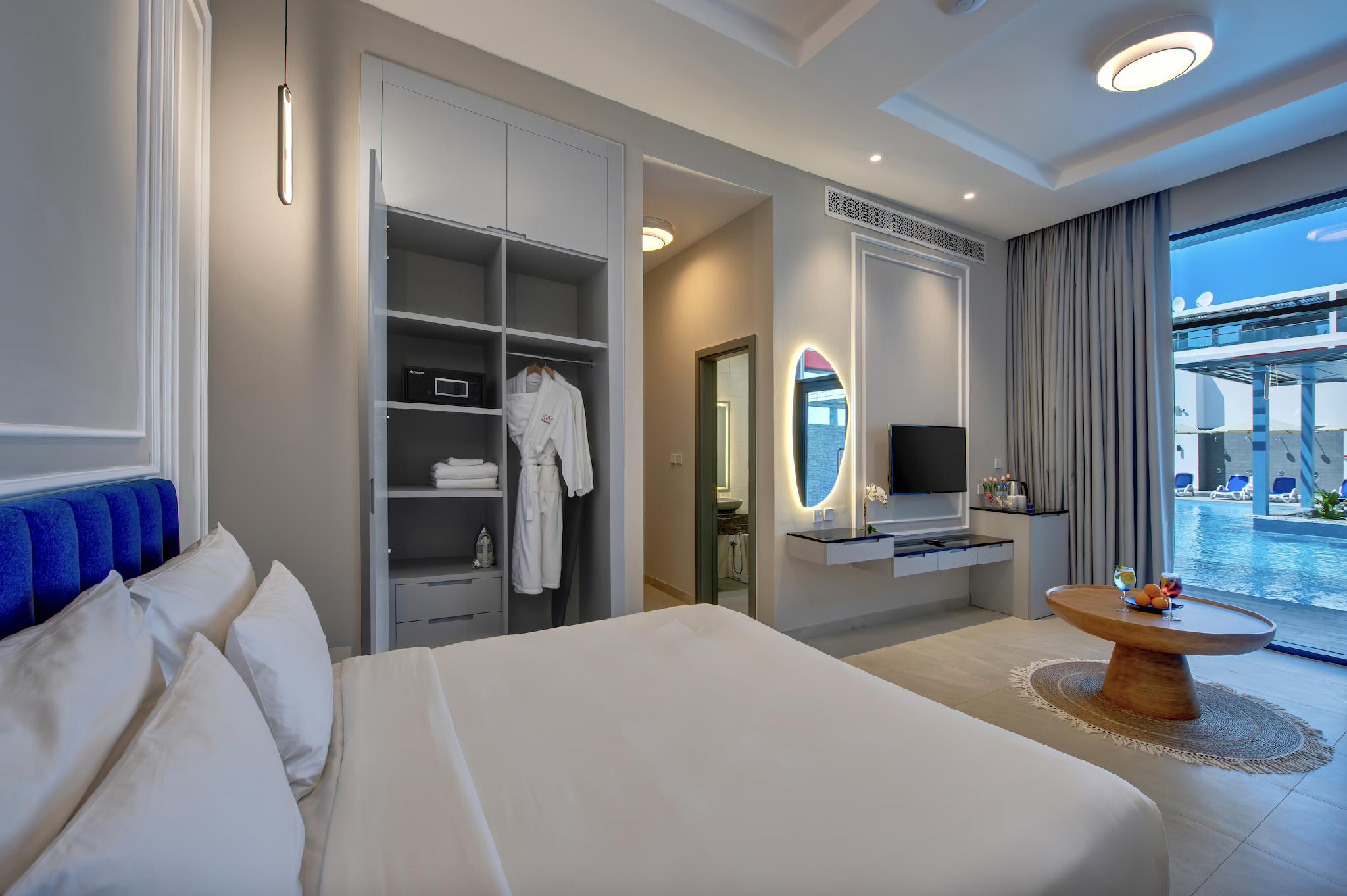 Room, King Bed, Pool Access