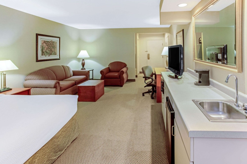 La Quinta Inn & Suites by Wyndham Appleton College Avenue 34/49