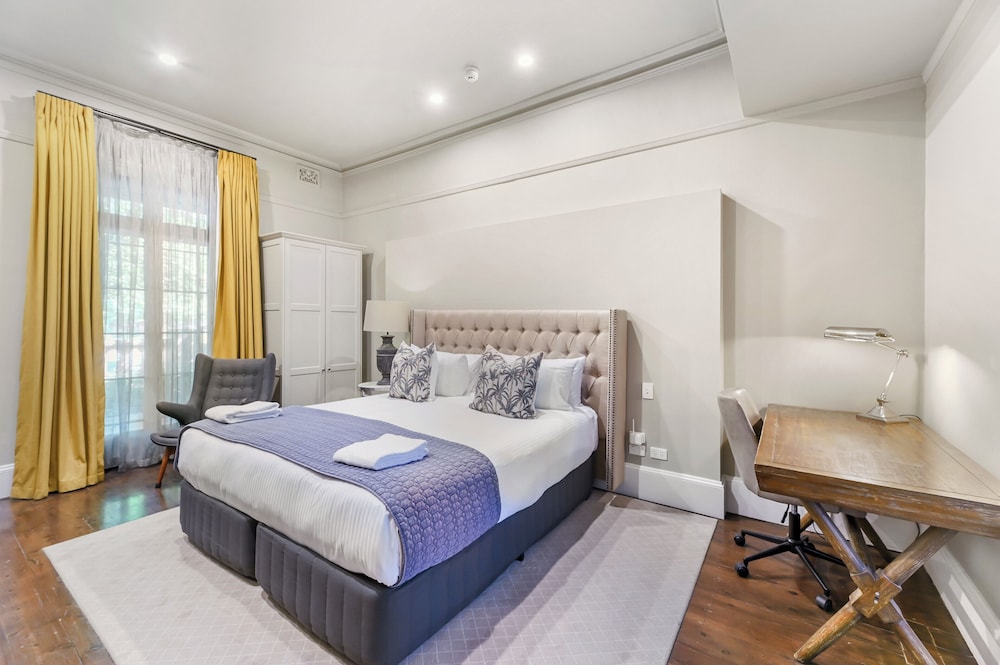 Mini, Junior Suite, King Bed, Accessible