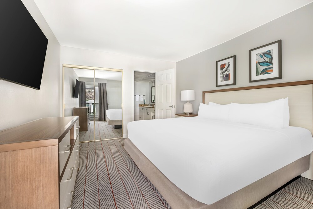 1 BEDROOM, SUITE, KING BED, BALCONY