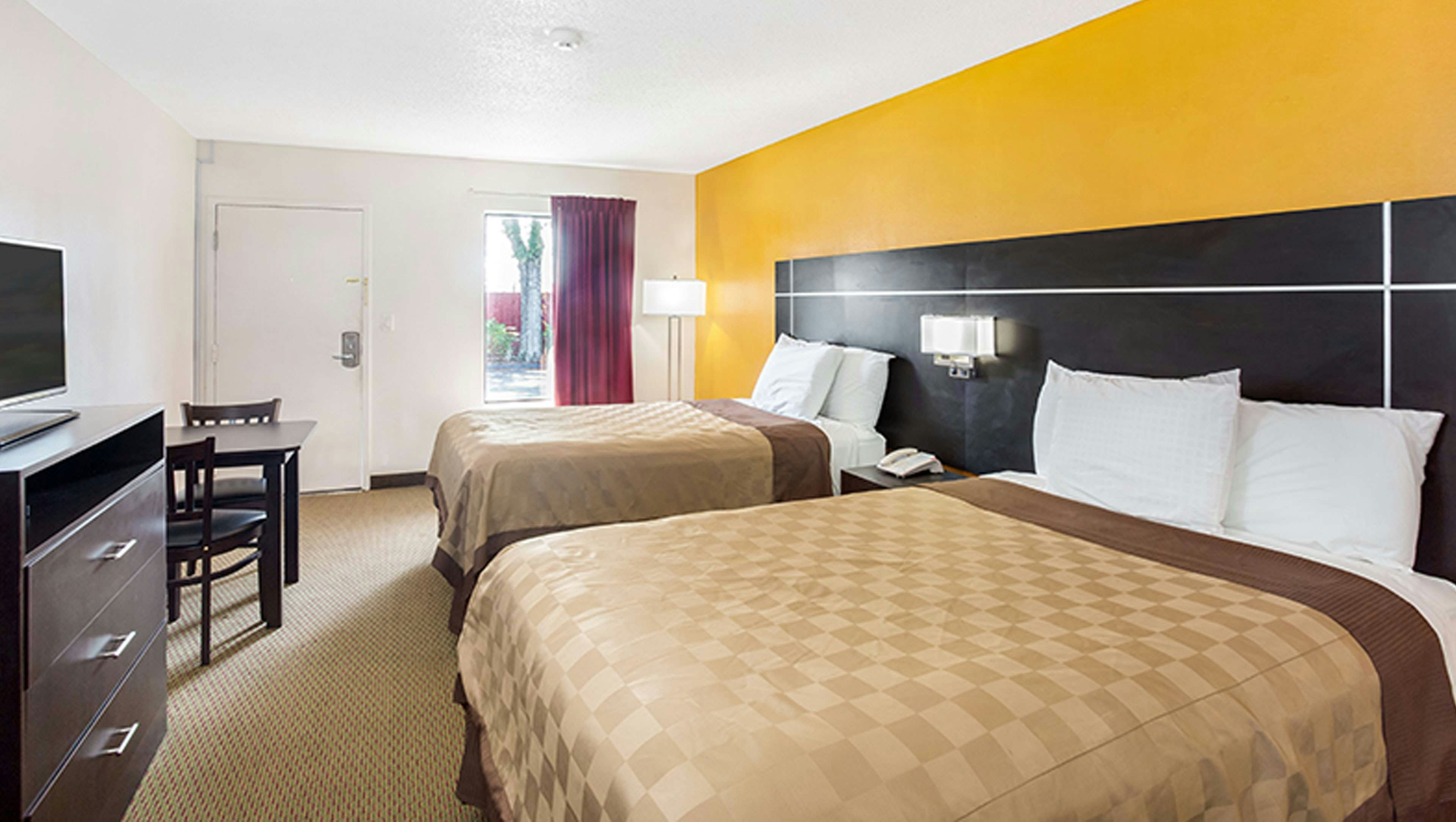 غرفة بسريرين مزدوجين لذوي الإعاقة