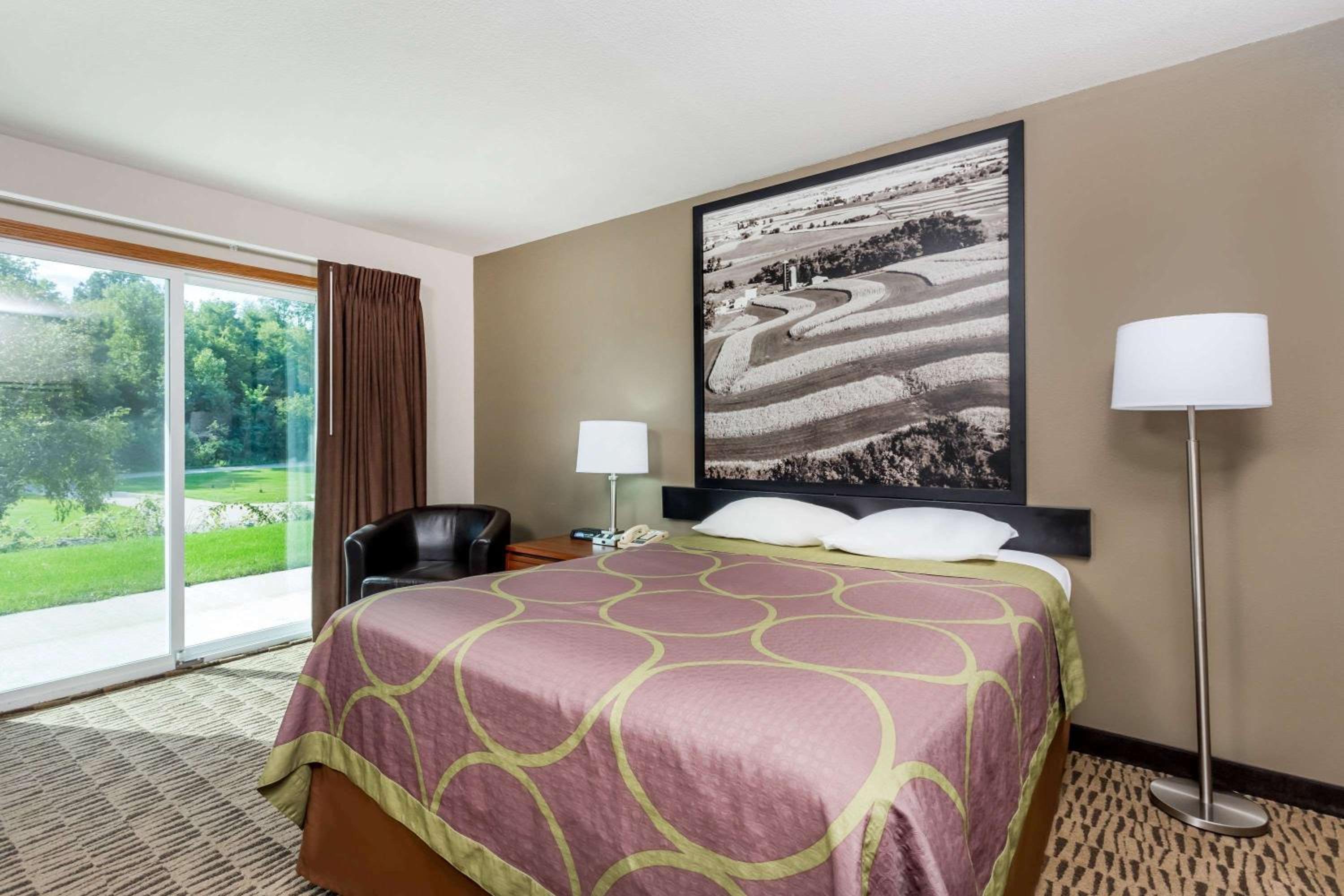 Room, Queen Bed, Bathtub, Accessible, Baymont Inn and Suites by Wyndham Platteville 4/6