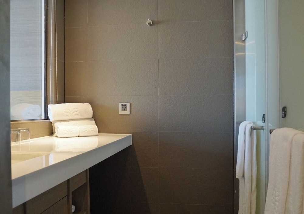 Royal Inn Taipei Linsen Huashan 1914 Creative Park 54/58