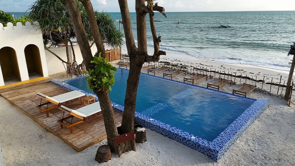 Coco Beach Hotel 16/17