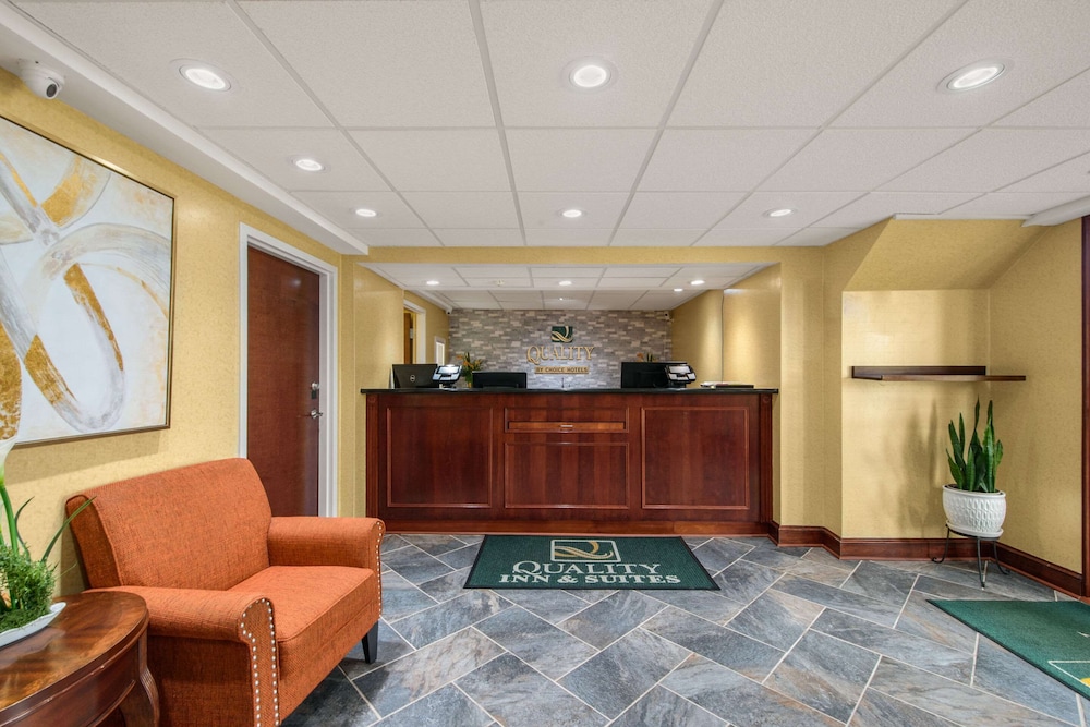HIBISCUS Inn & Suites 7/43
